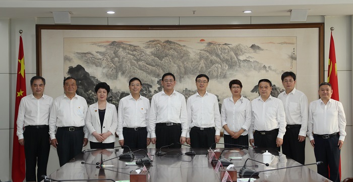 中共十堰市委书记胡亚波与新当选的各民主党派负责人合影.jpg